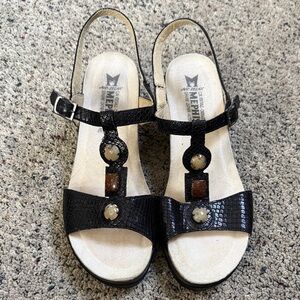 Mephisto Black Leather Snakeskin Textured T-Strap Wedge Sandals w Decor Beads 40